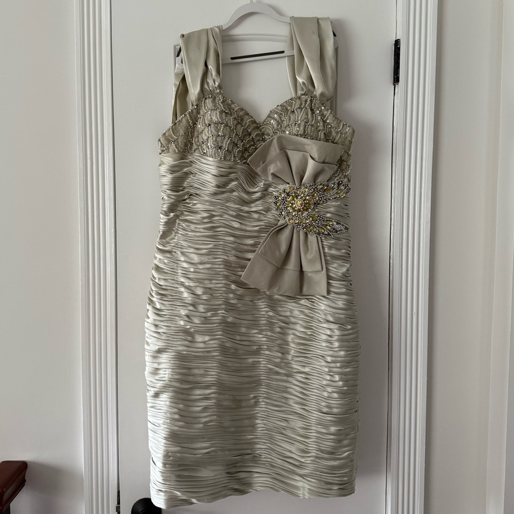 Elegant Cream Dress with Bow Detail Terani Midi Dress